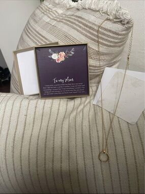 Gold plated Circle Pendant Necklace new in box with blank card makes great gift